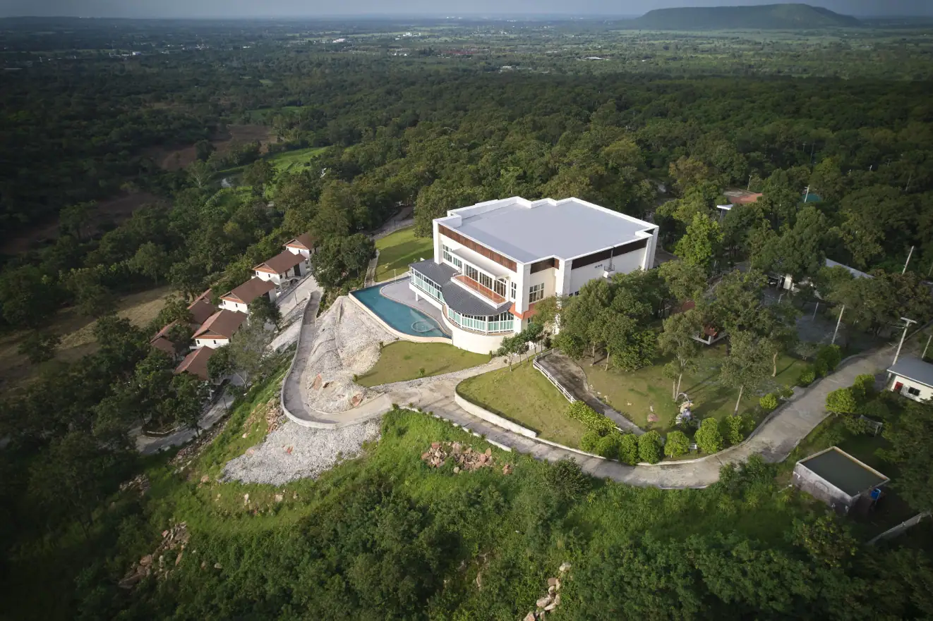 ภาพมุมสูงอาคารหลักและ Sky Pool ของจันทน์งาม เมาท์เท่น วิว รีสอร์ท บนเนินเขาในสีคิ้ว โคราช