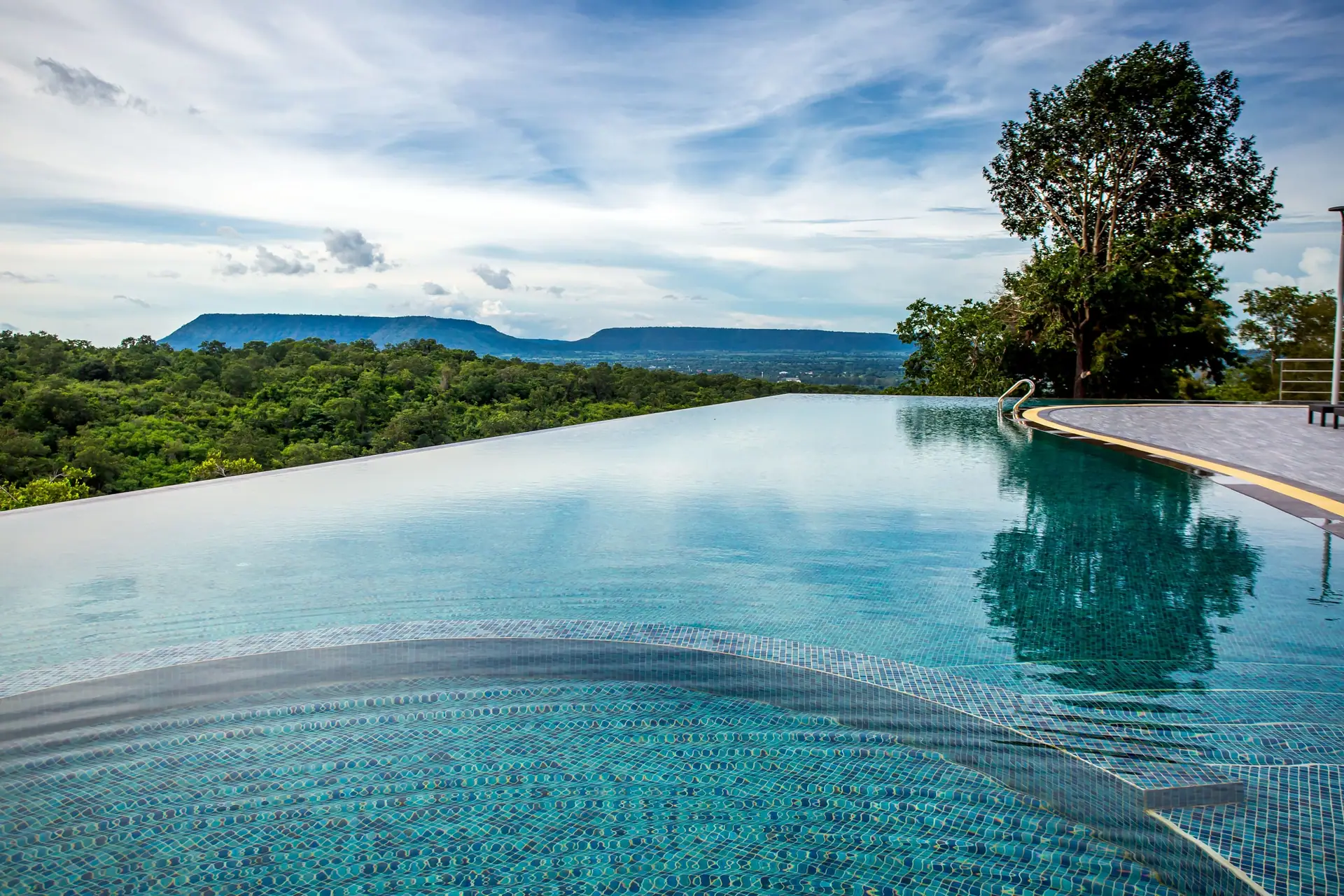 Sky Pool ยามเช้า เห็นเขาจันทน์งามที่ขอบฟ้า