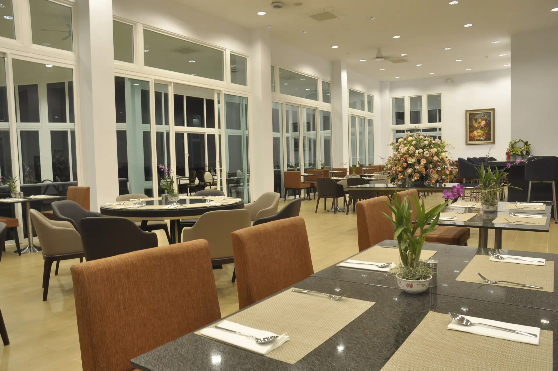 The Daowadueng restaurant with tables by tall windows